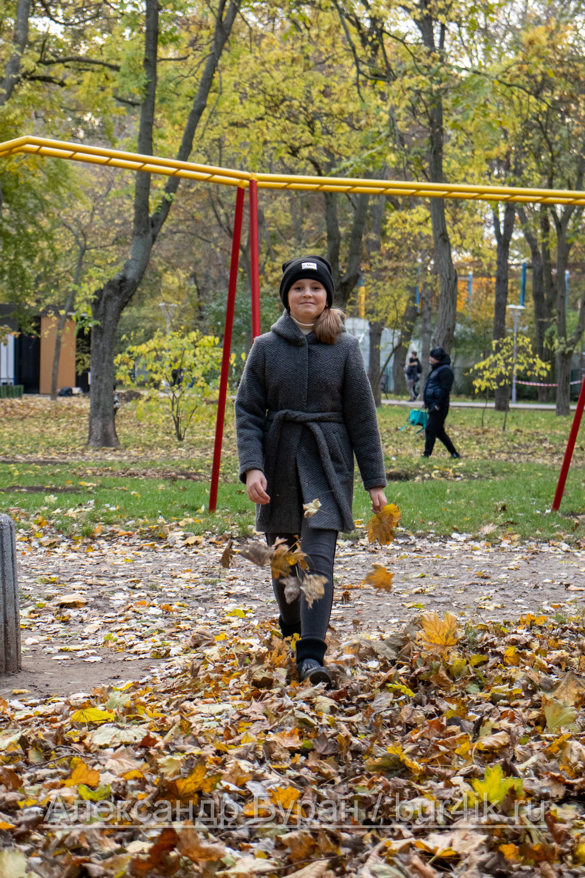 Девочка-подросток ходит на желтые листья в осеннем парке - Украина, Одесса, 09,11,2019