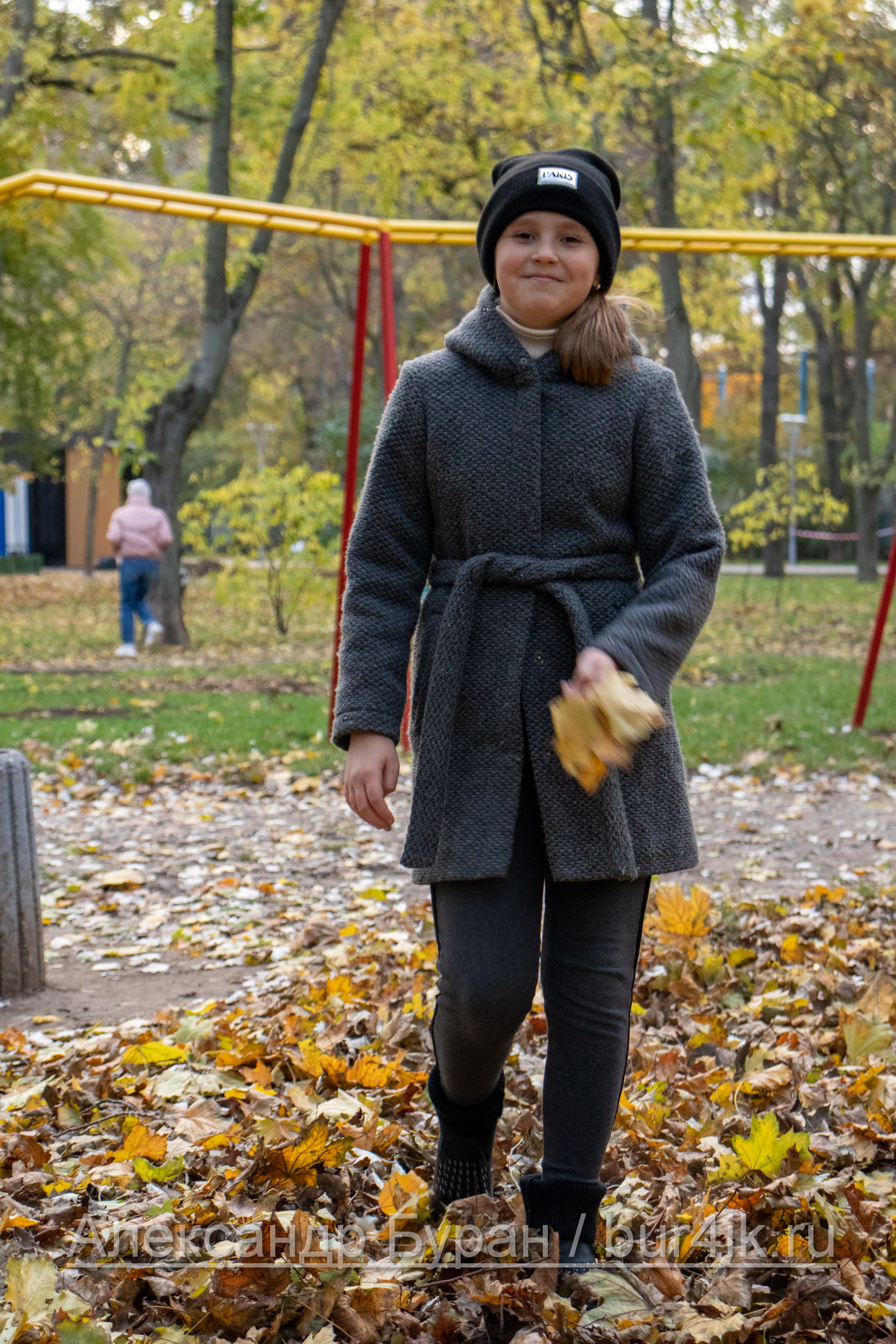 Девушка в сером пальто с листьями в руках в осеннем парке - Украина, Одесса, 17,10,2019
