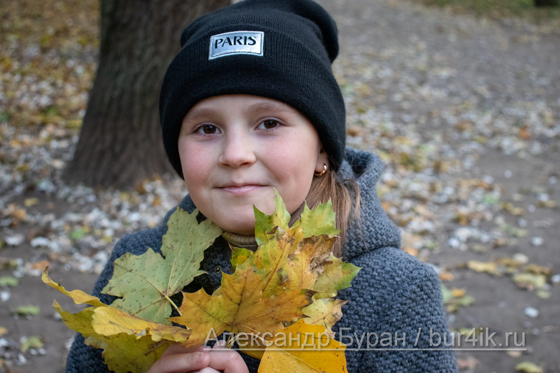Девочка-подросток с осенними желтыми листьями в руках - Украина, Одесса, 09,11,2019
