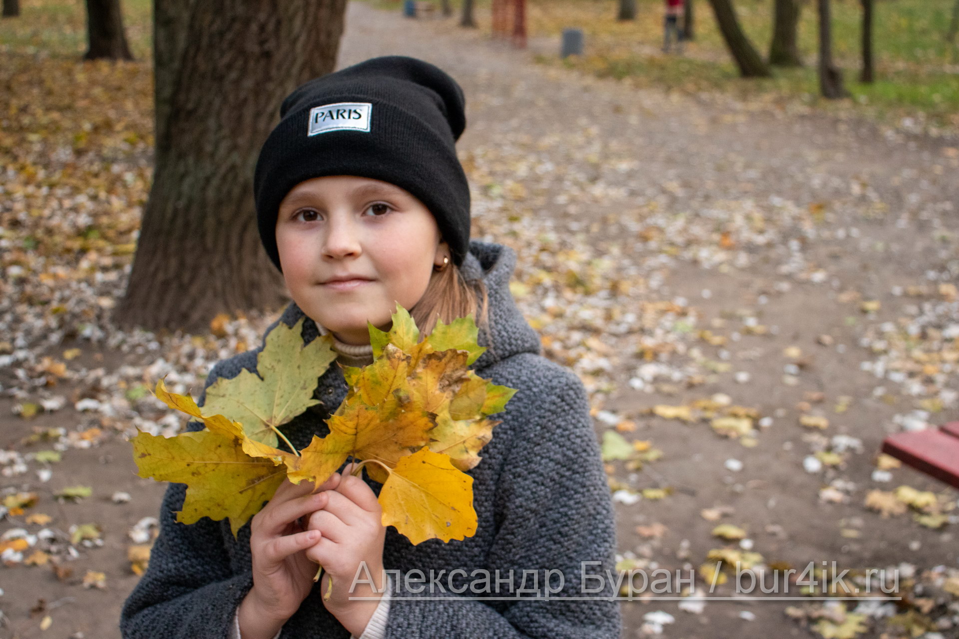 Девушка в сером пальто желтые осенние листья на лицо в парк - Украина, Одесса, 17,10,2019