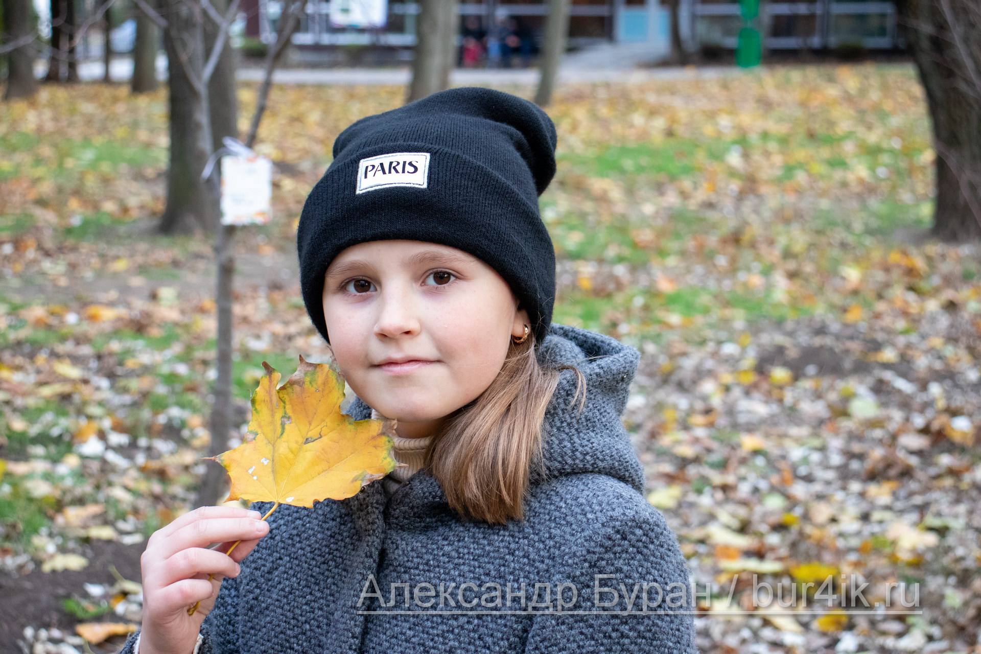Девушка в осеннем парке принес желтый лист к ее лицу - Украина, Одесса, 17,10,2019