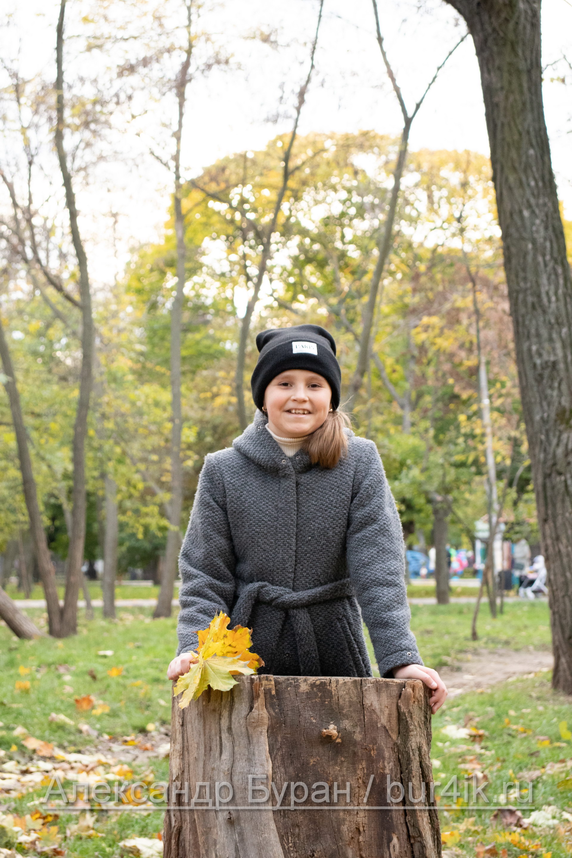 Девушка в парке фотографируется на пень - Украина, Одесса, 09,11,2019