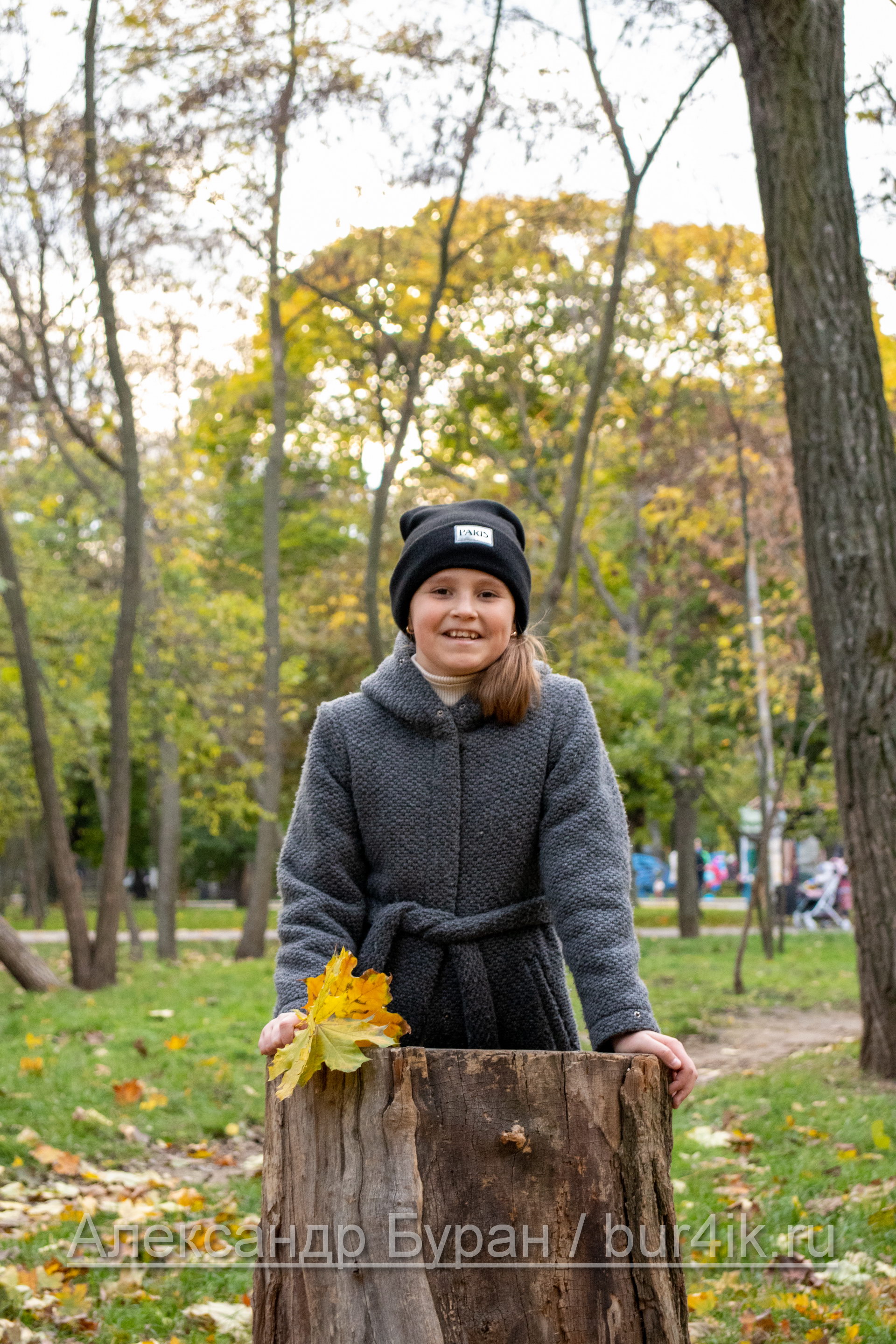 Девушка оперлась на пене в осенний парк - Украина, Одесса, 17,10,2019