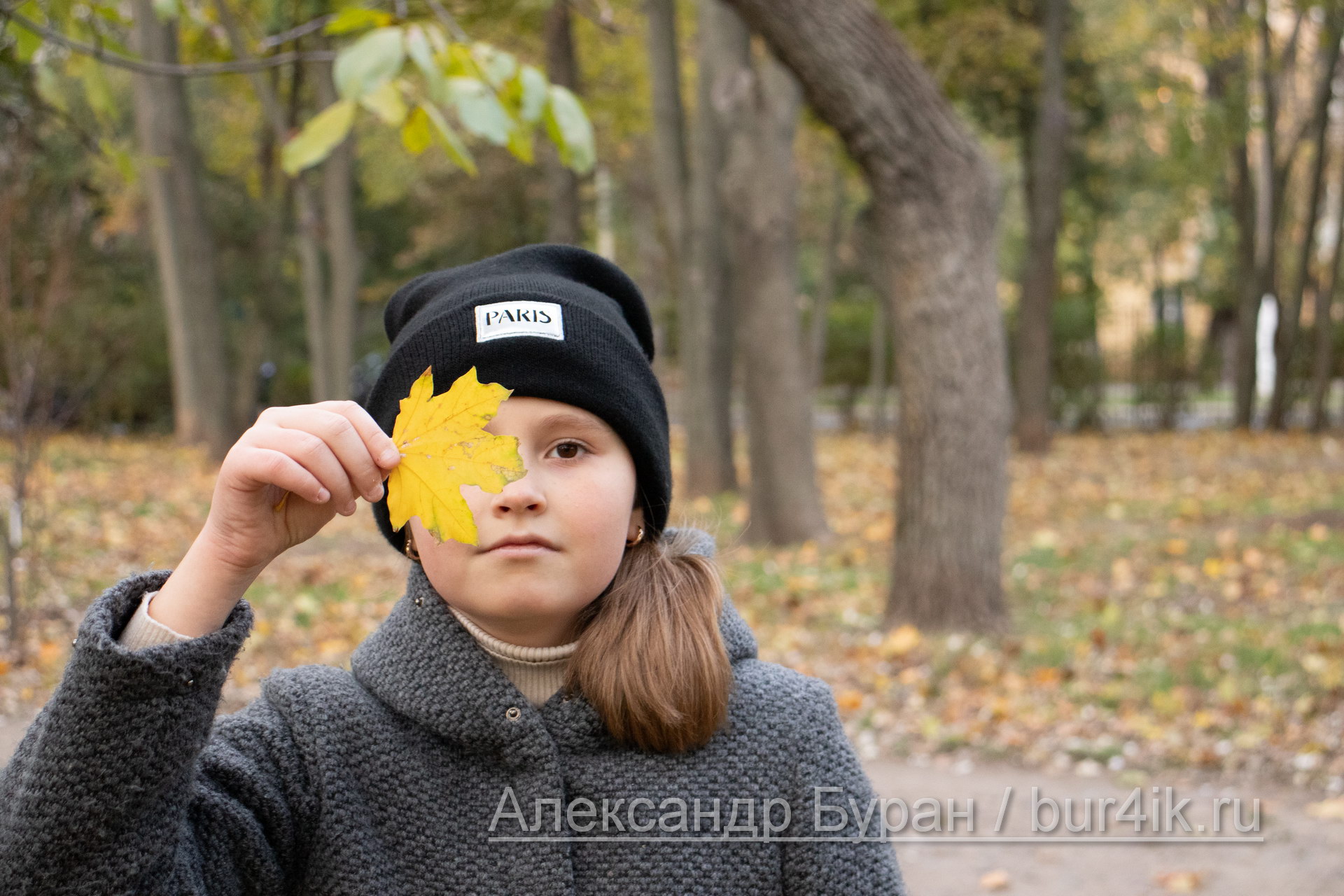 Осенний лист на лицо девочка в осеннем парке - Украина, Одесса, 17,10,2019