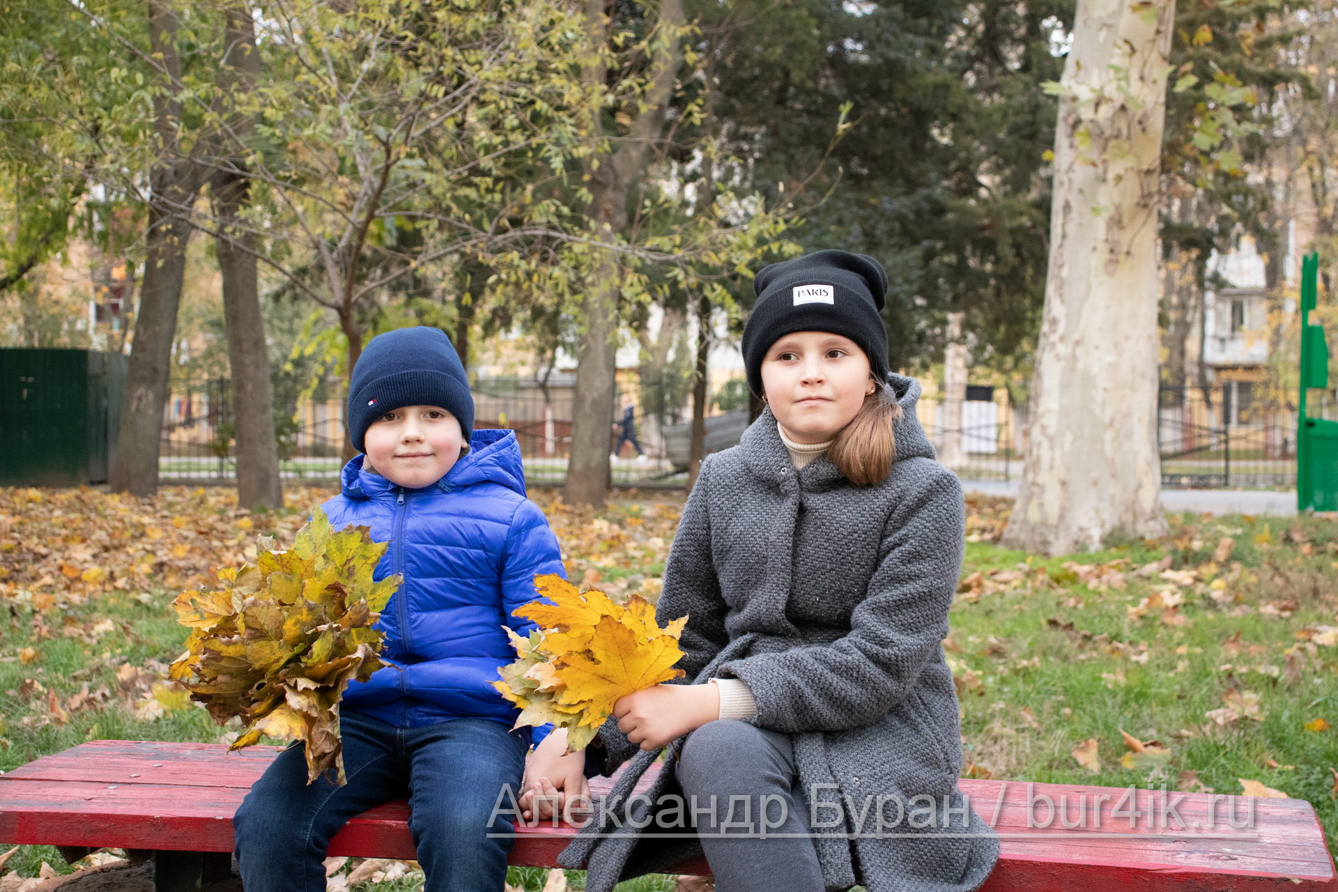 Мальчик и девочка с букетами листьев в осеннем парке - Украина, Одесса, 17,10,2019