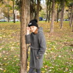 Девушка облокачивается на дерево в парке осенью - Украина, Одесса, 17,10,2019
