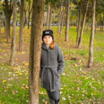 Девушка облокотилась на дерево осенью в парке - Украина, Одесса, 09,11,2019