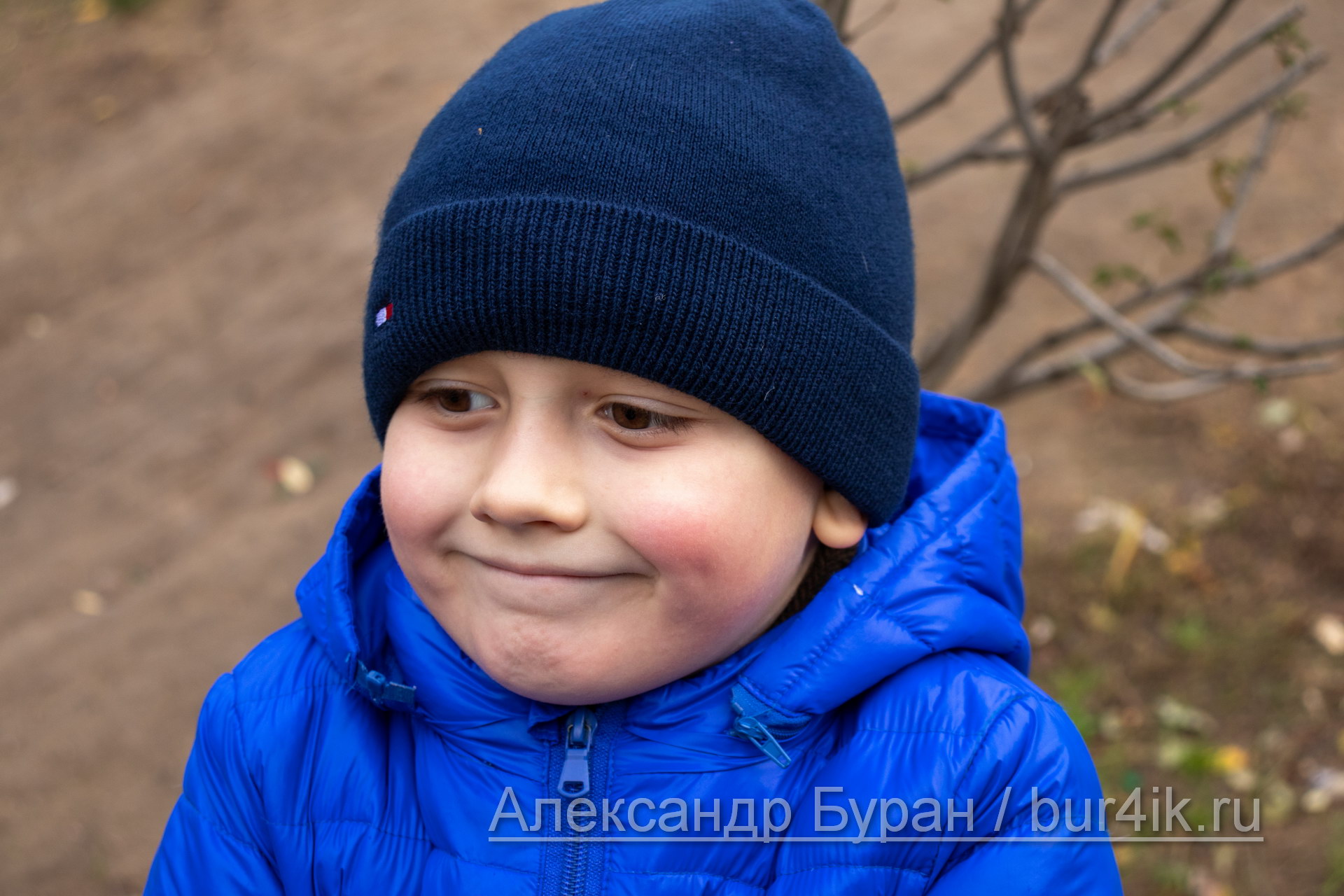 Шесть-летний мальчик - портрет в осеннем парке