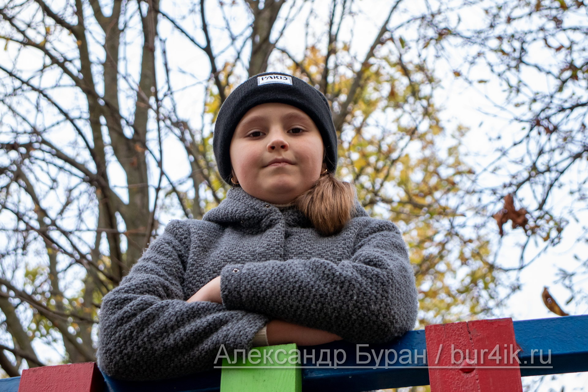 Девочка-подросток на детской площадке в осенний парк - Украина, Одесса, 17,10,2019