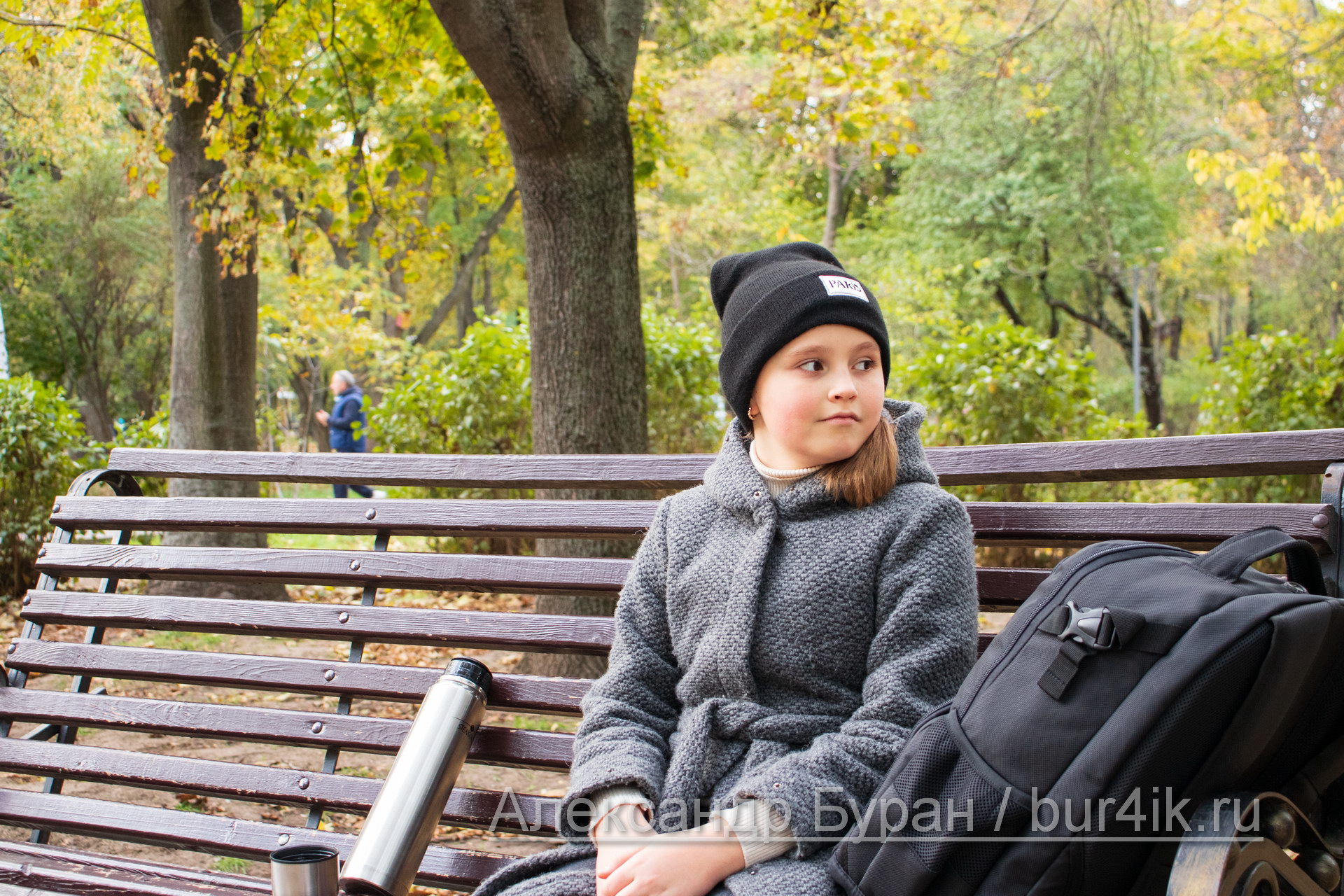 Девушка отдыхает на скамейке в осеннем парке - Украина, Одесса, 17,10,2019