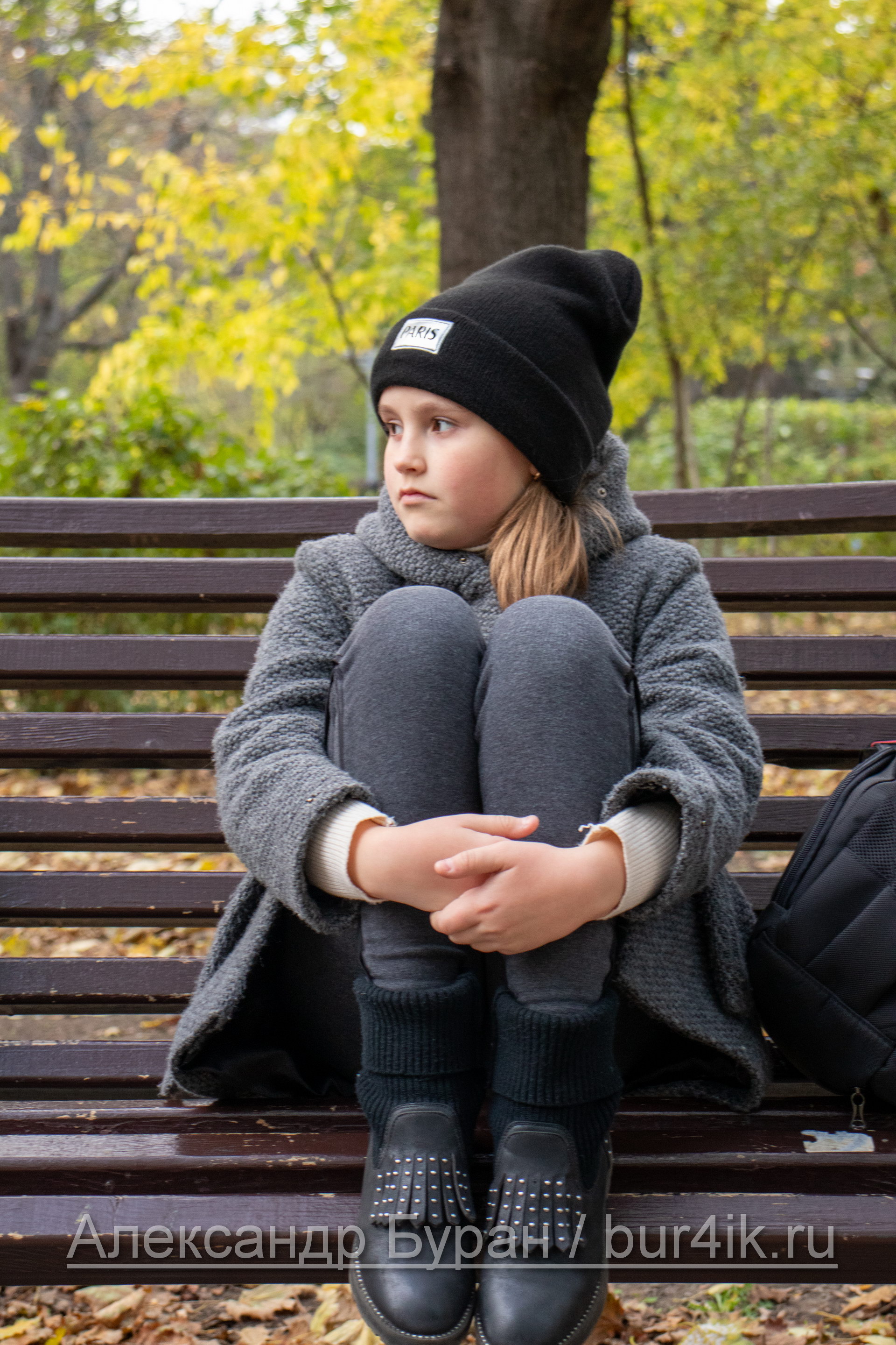 Девушка в парке залезла на скамейку с ногами - Украина, Одесса, 17,10,2019