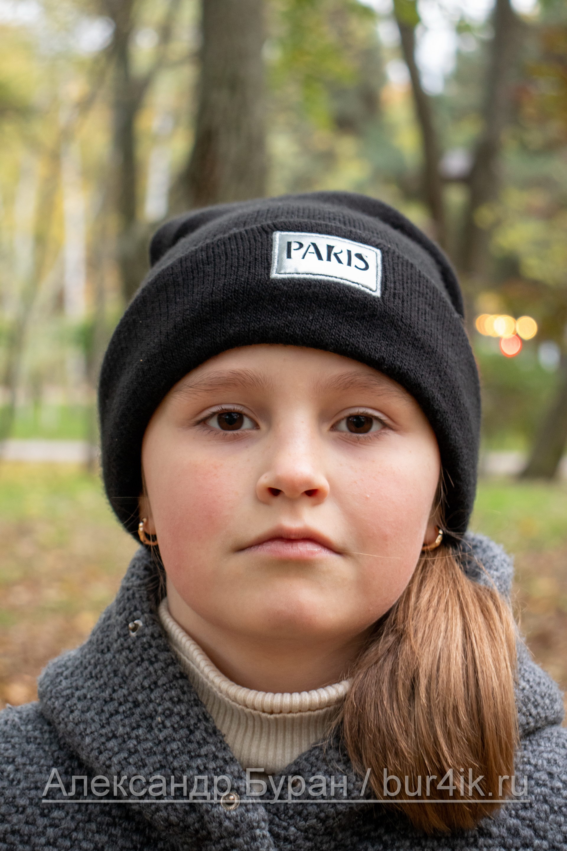 Портрет девушки в черной кепке осенью в парке - Украина, Одесса, 17,10,2019