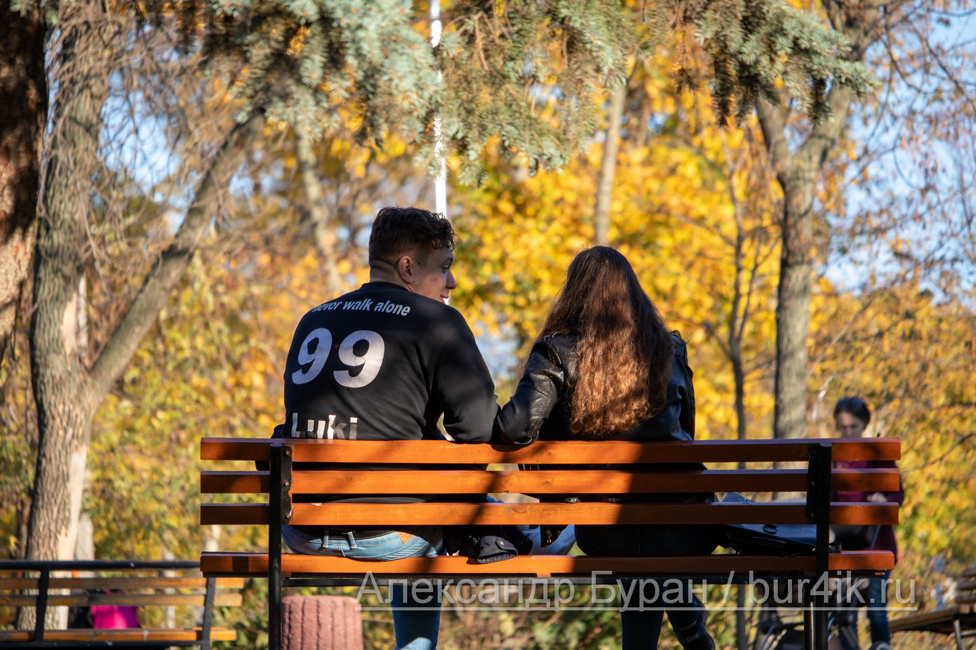 Парень и девушка общаются, сидя на скамейке в осенний парк - Украина, Одесса, 17,10,2019
