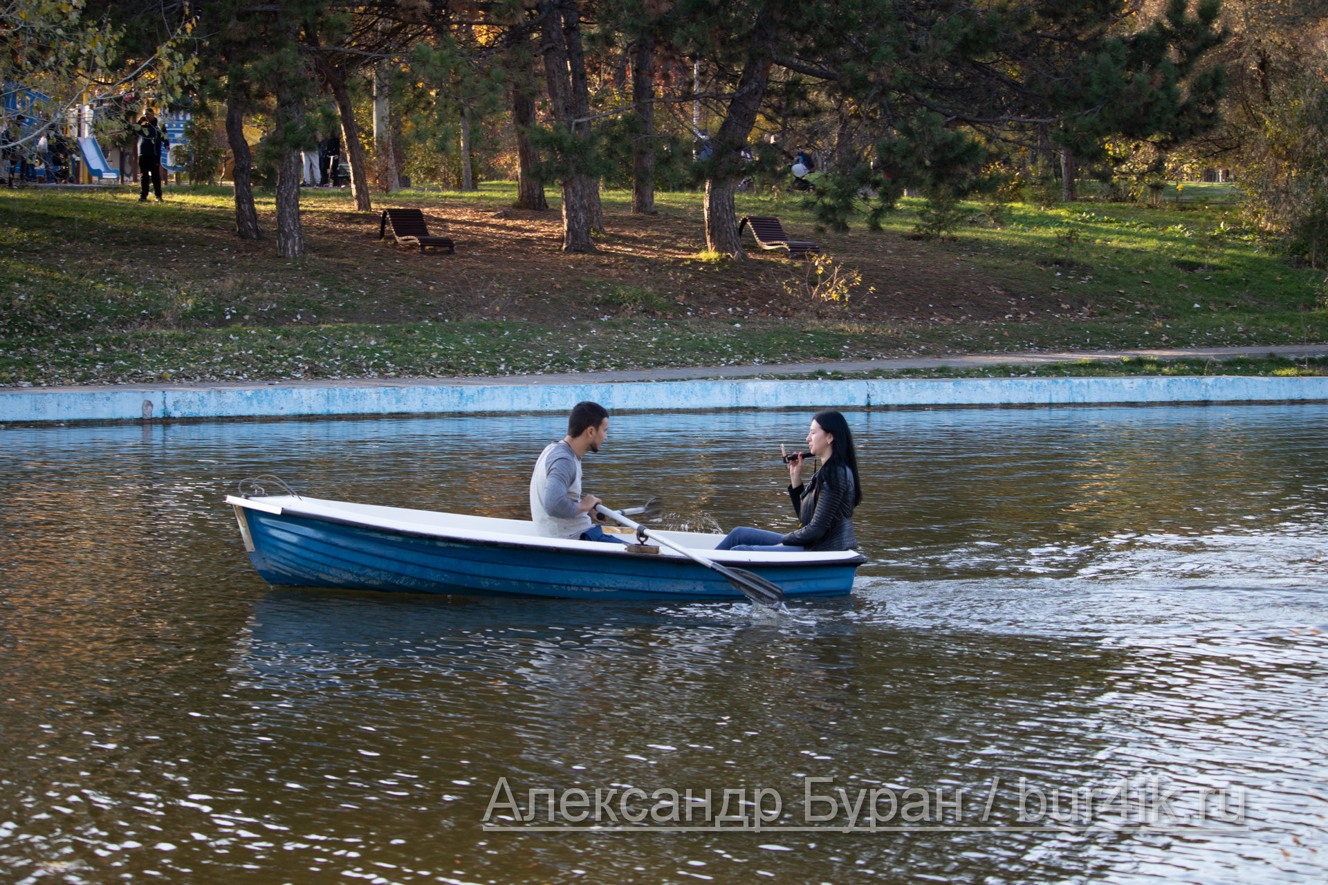 Парень и девушка плывут на лодке на пруду в осеннем парке - Украина, Одесса, 17,10,2019