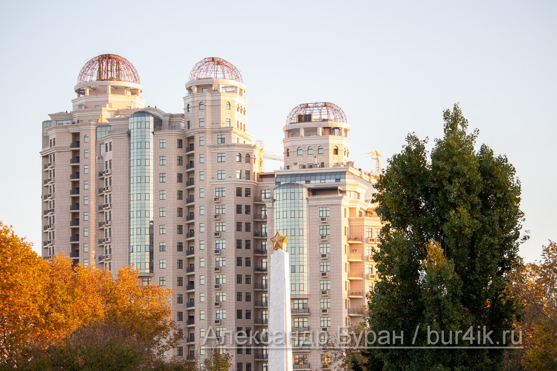 Три высотных жилых здания - Вид из парка - Украина, Одесса, 17,10,2019