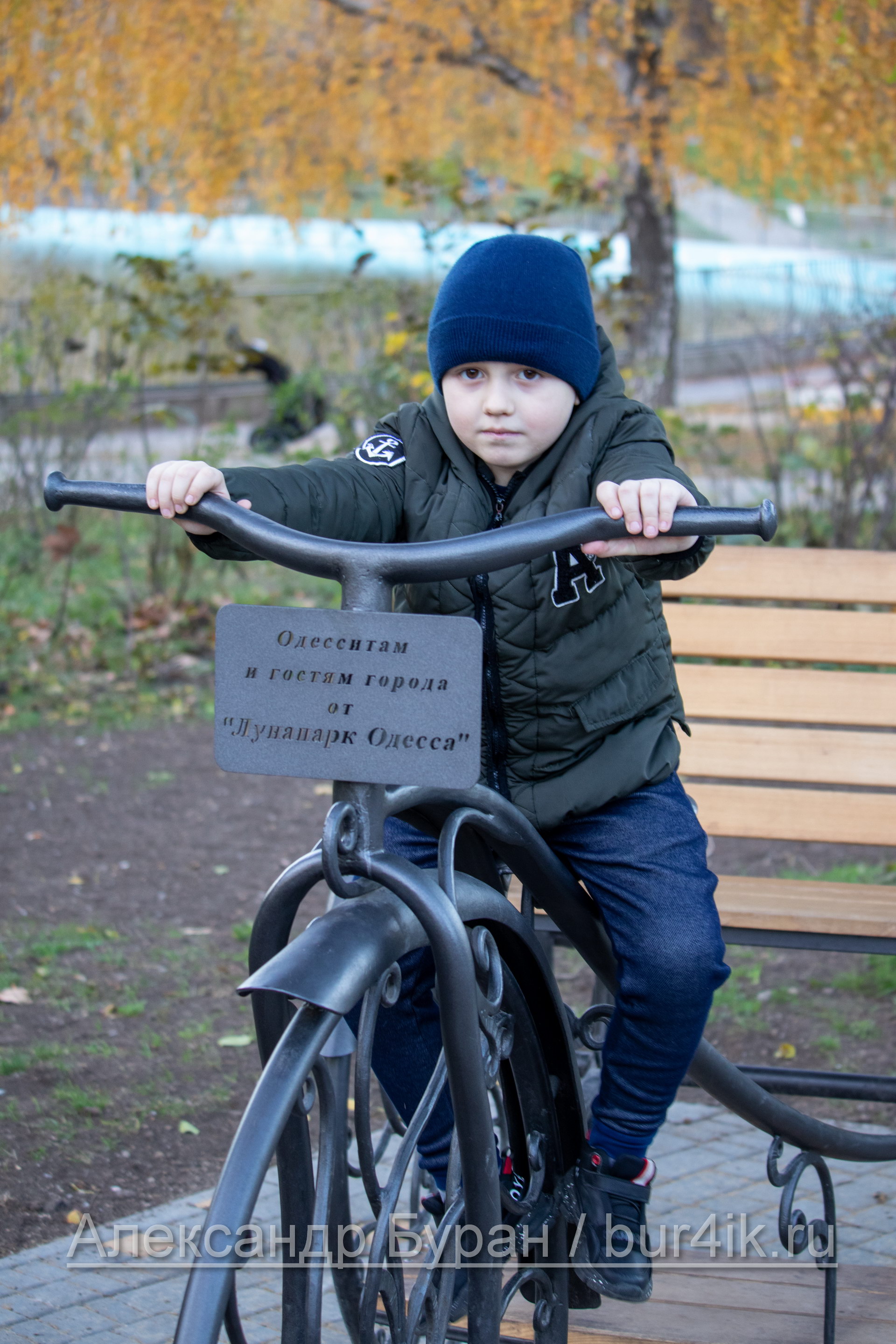 Мальчик на металлических велосипедов - скульптура у входа в парк - Украина, Одесса, 17,10,2019