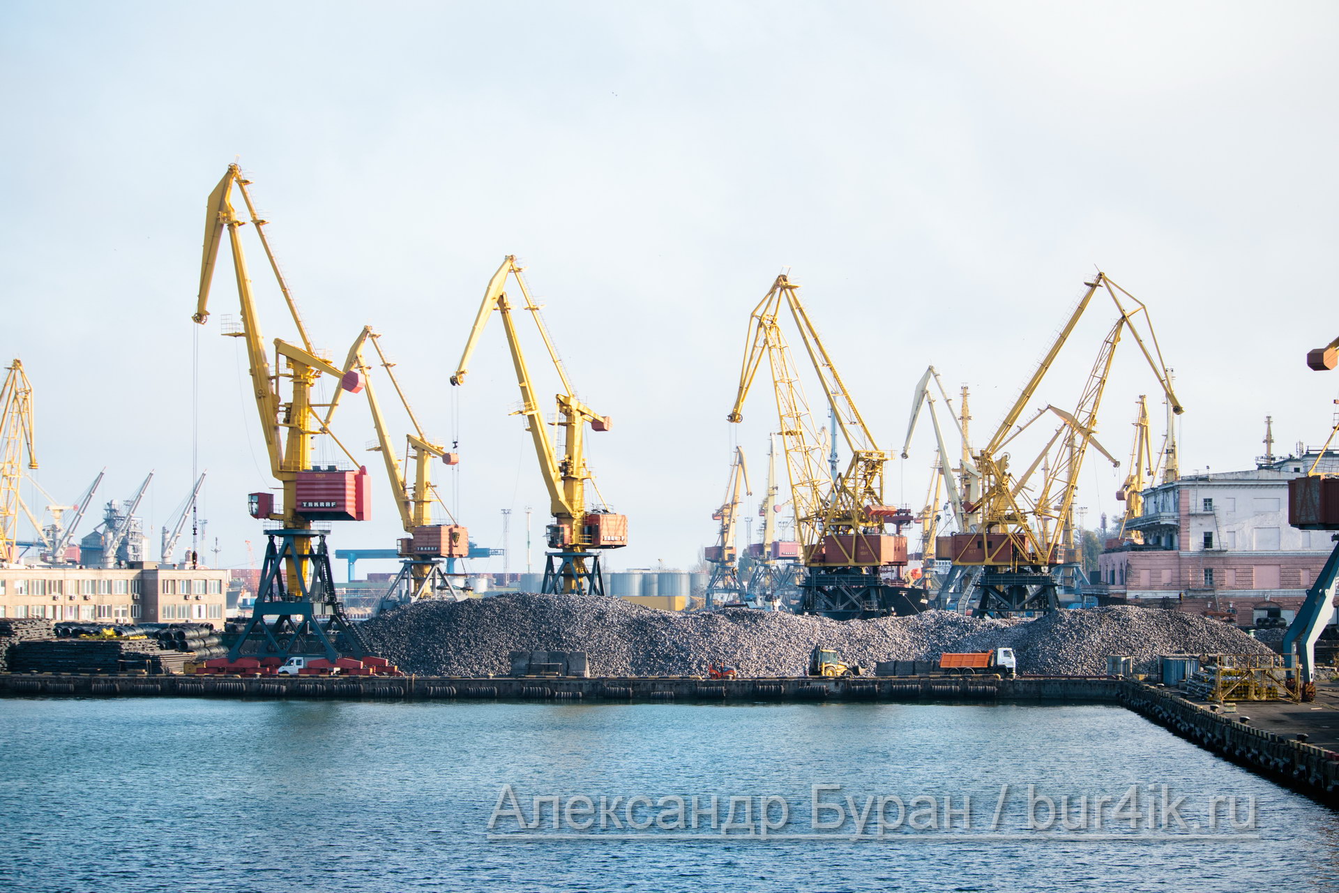 Кучи камней под крана на участке погрузки в порту - Украина, Одесса, 09,11,2019
