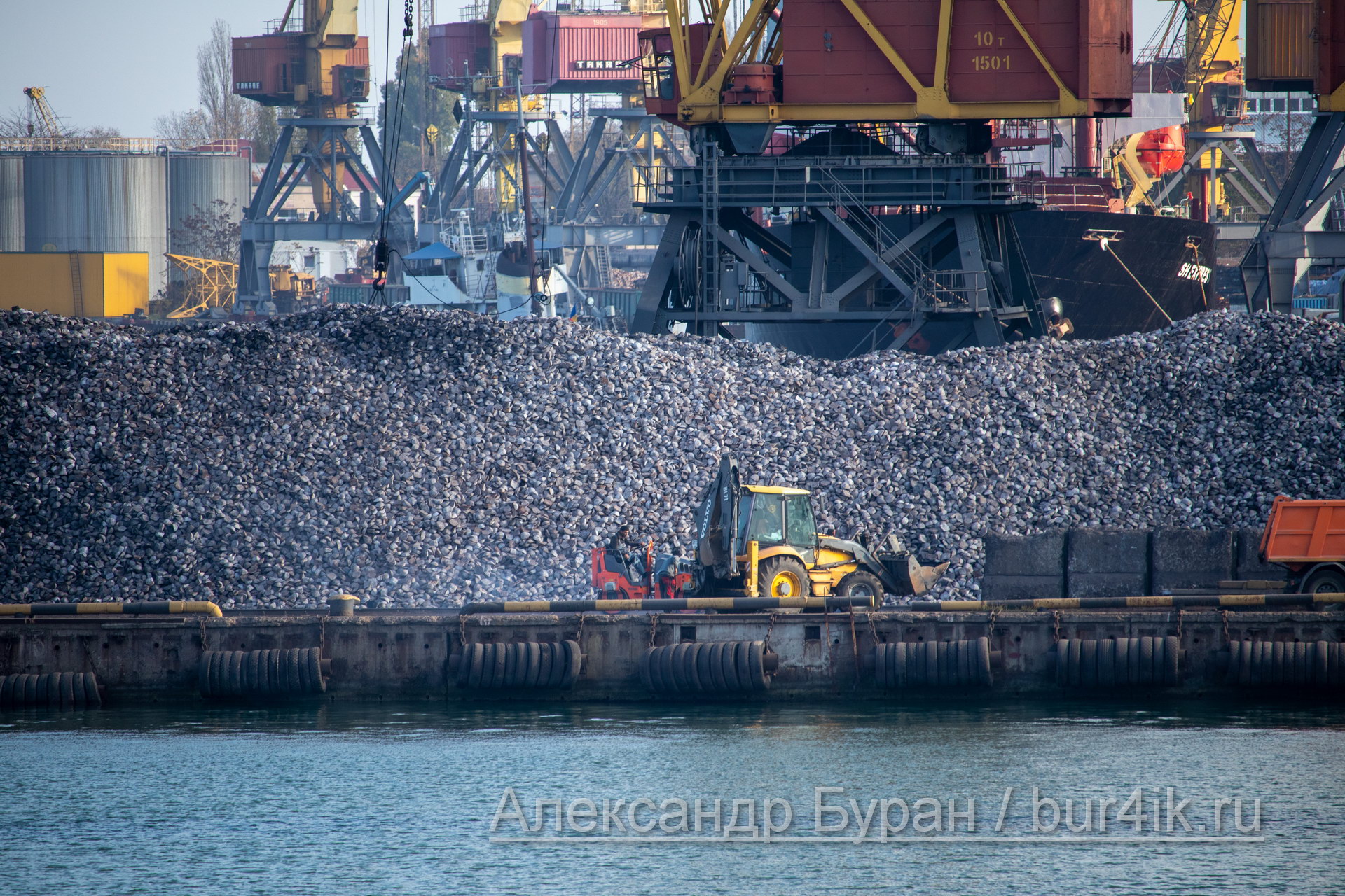 Погрузчик и экскаватор, которые помогают грузить корабли с камня в порт - Украина, Одесса, 09,11,2019