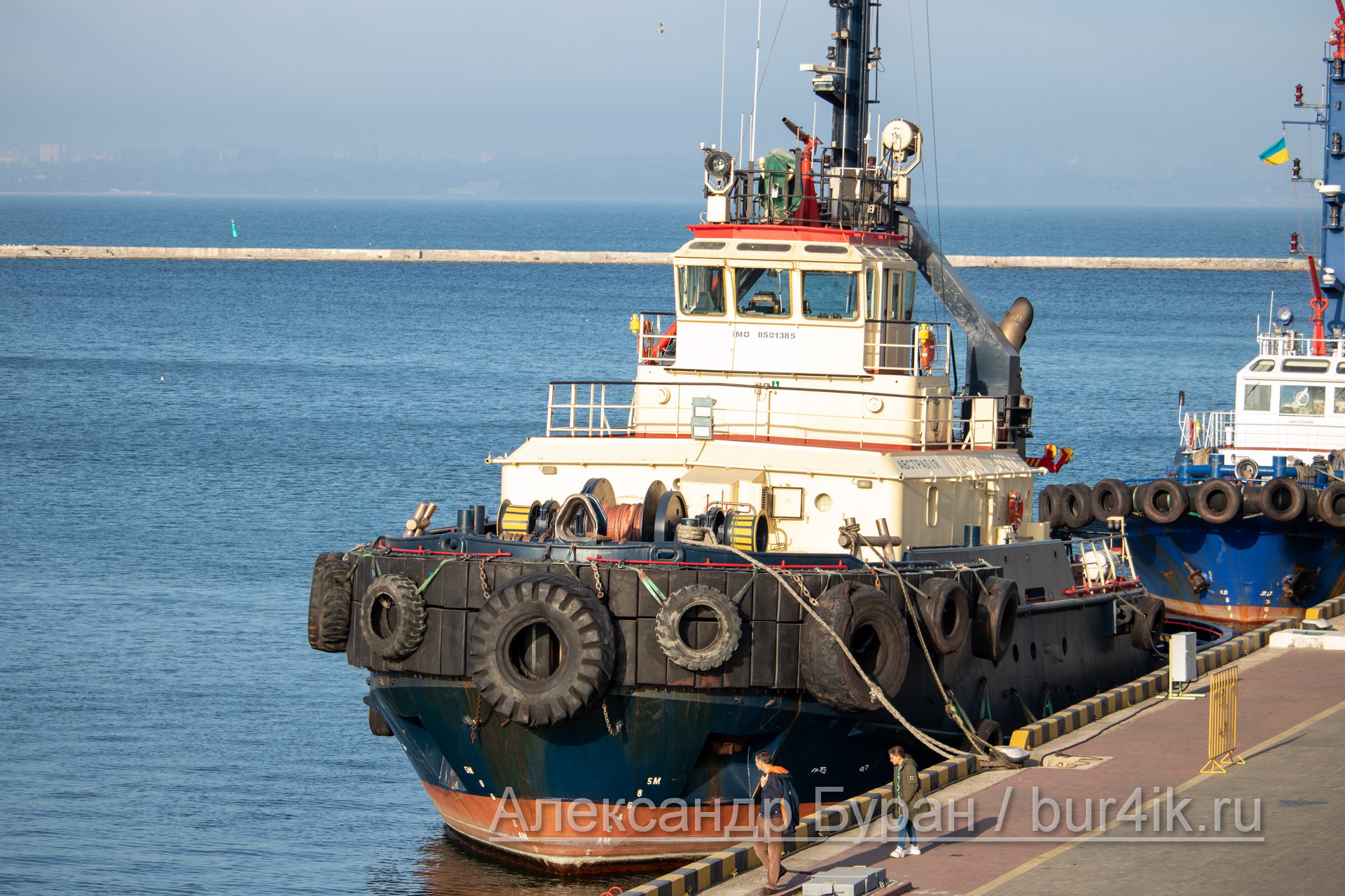 Морской буксир на заводе судов в порту на стоянке - Украина, Одесса, 09,11,2019