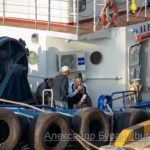Моряки общаются на борту баржи в порту - Украина, Одесса, 09,11,2019