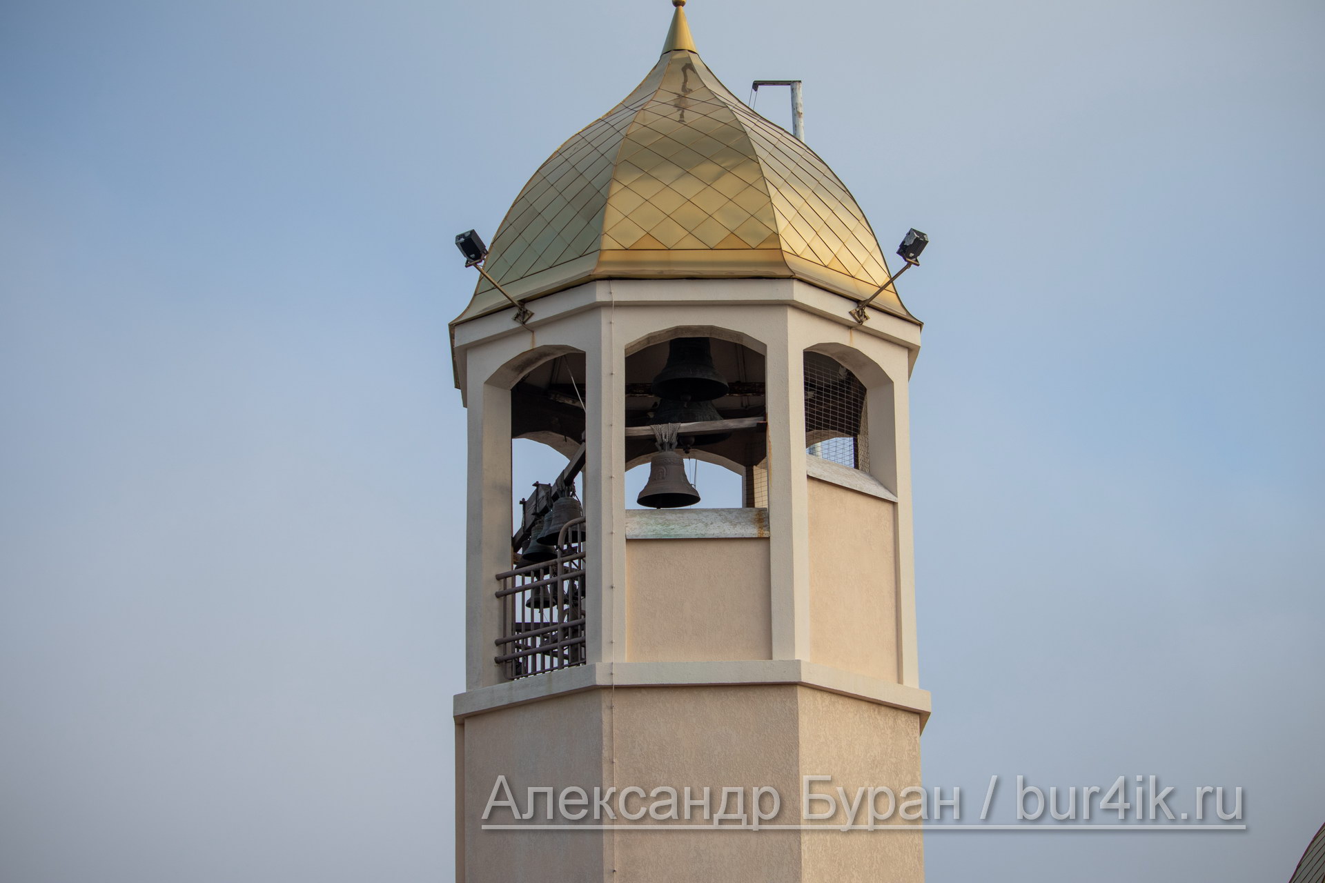 Купол небольшой церкви с колоколами на Морвокзале - Украина, Одесса, 09,11,2019