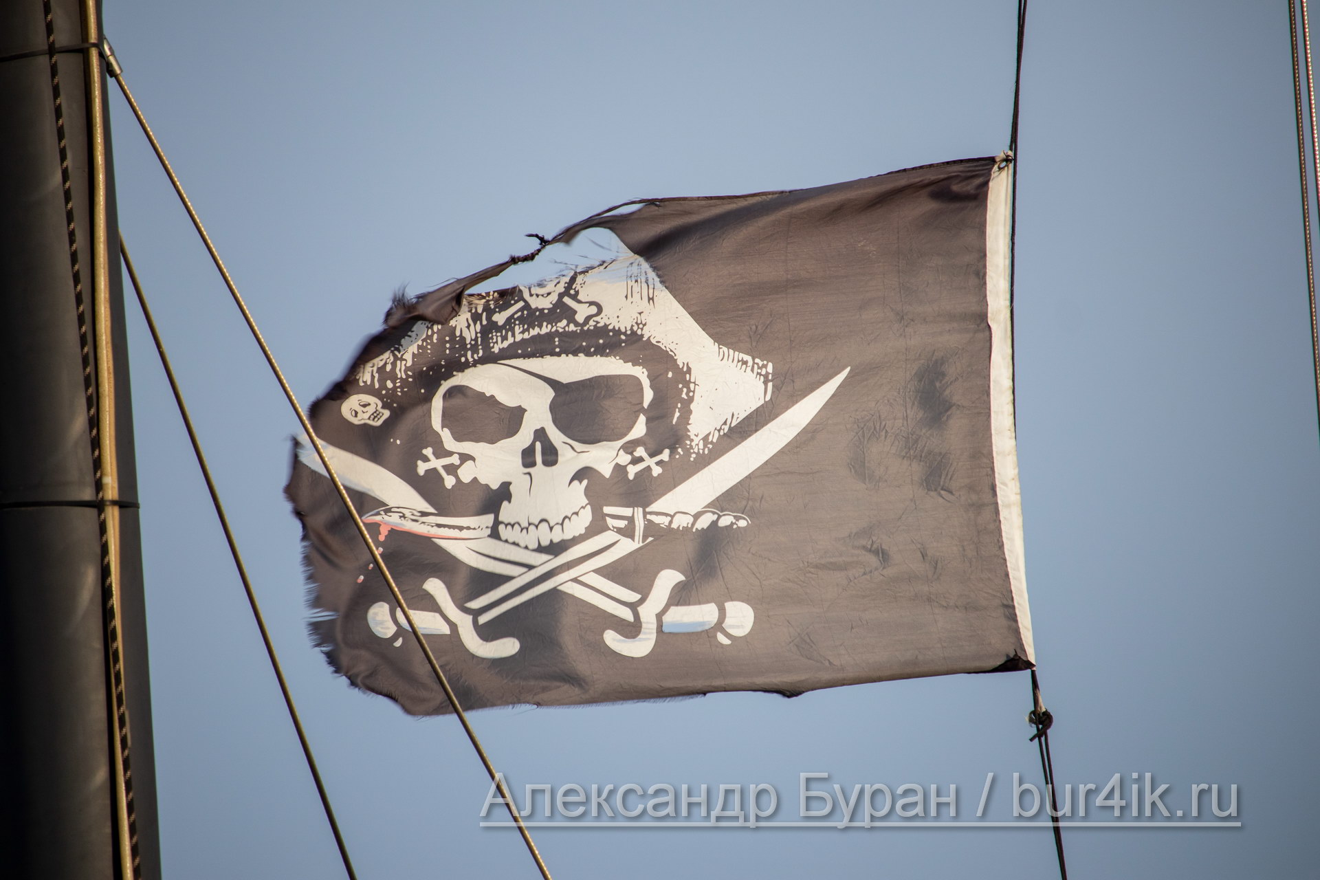 Пиратский флаг с черепом и саблями развивается на ветру - Украина, Одесса, 09,11,2019