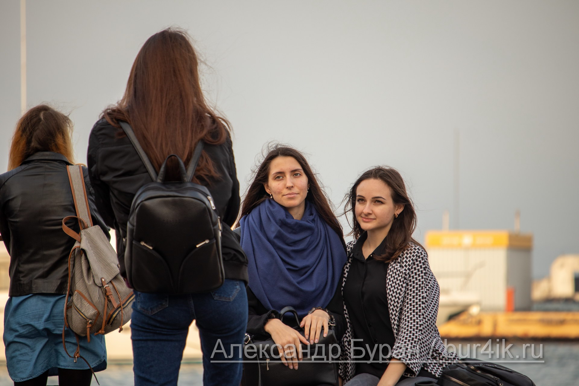 Молодые девушки фотографируются осенью на море в порт - Украина, Одесса, 09,11,2019