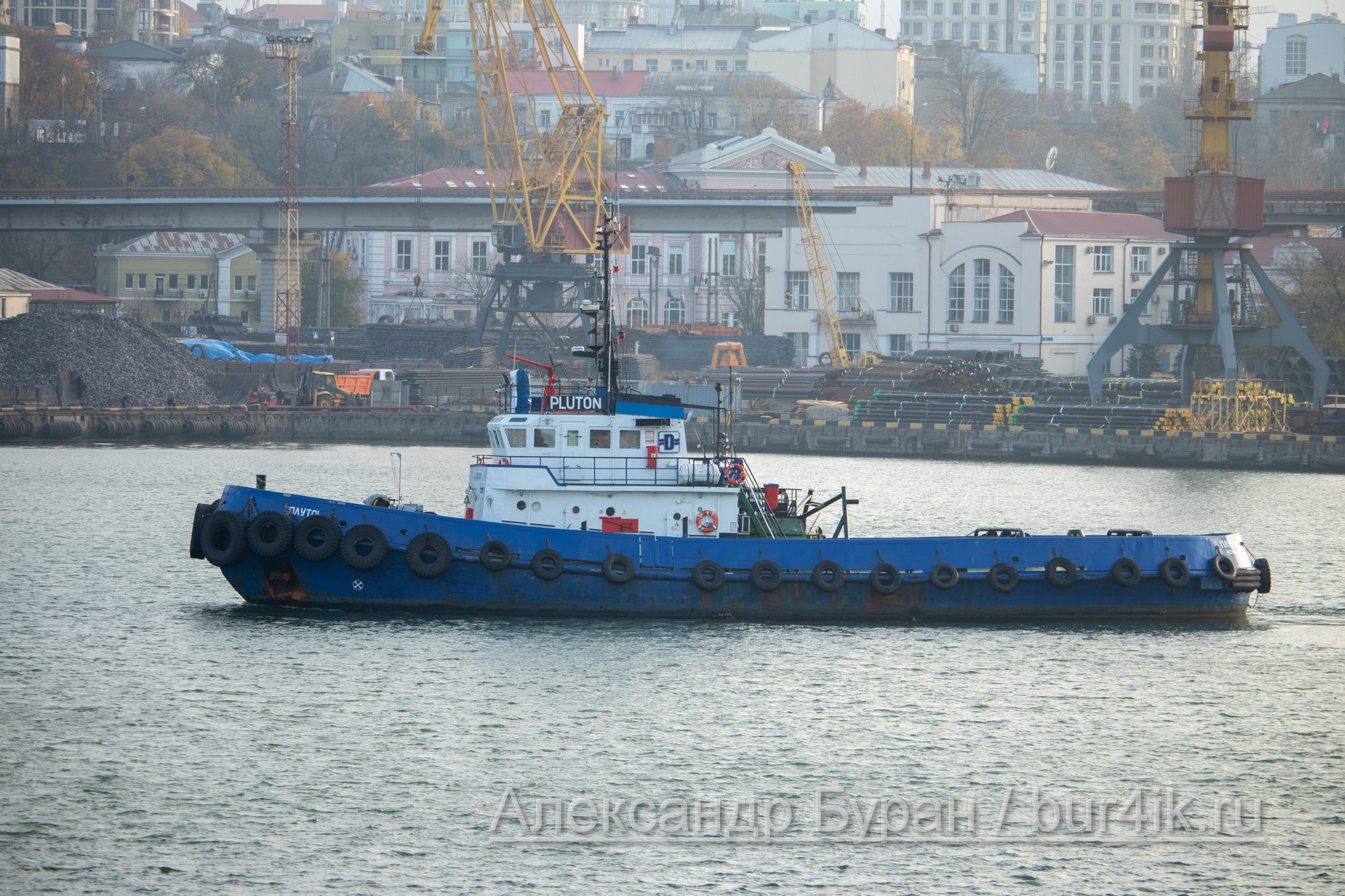 Баркас покинет порт для швартовки нового судна в районе порта - Украина, Одесса, 09,11,2019