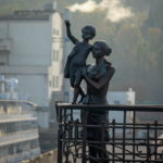 Скульптура женщины и ребенка, попрощаться с моряком на территории морского порта - Украина, Одесса, 09,11,2019
