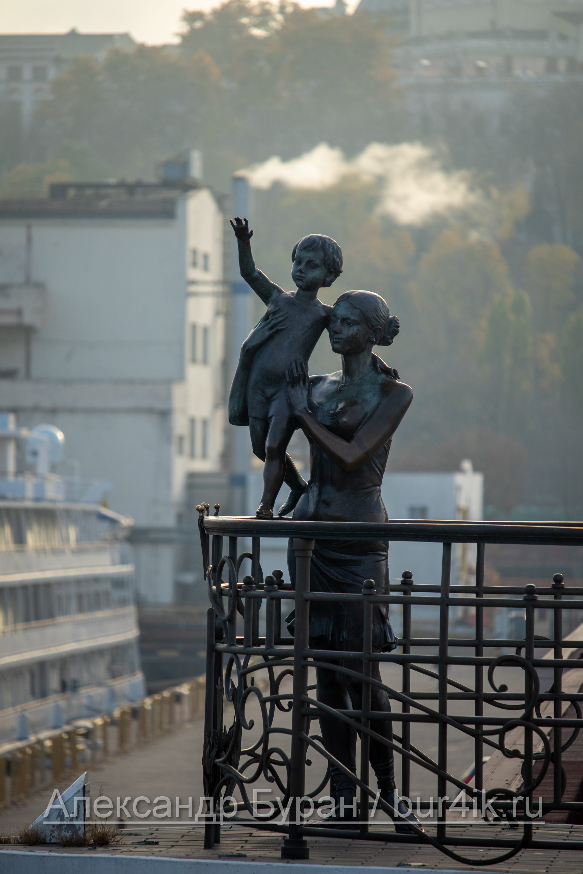 Скульптура женщины и ребенка, попрощаться с моряком на территории морского порта - Украина, Одесса, 09,11,2019
