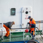 Двое мужчин на борту корабля выполняют работы по покраске палубы - Украина, Одесса, 09,11,2019