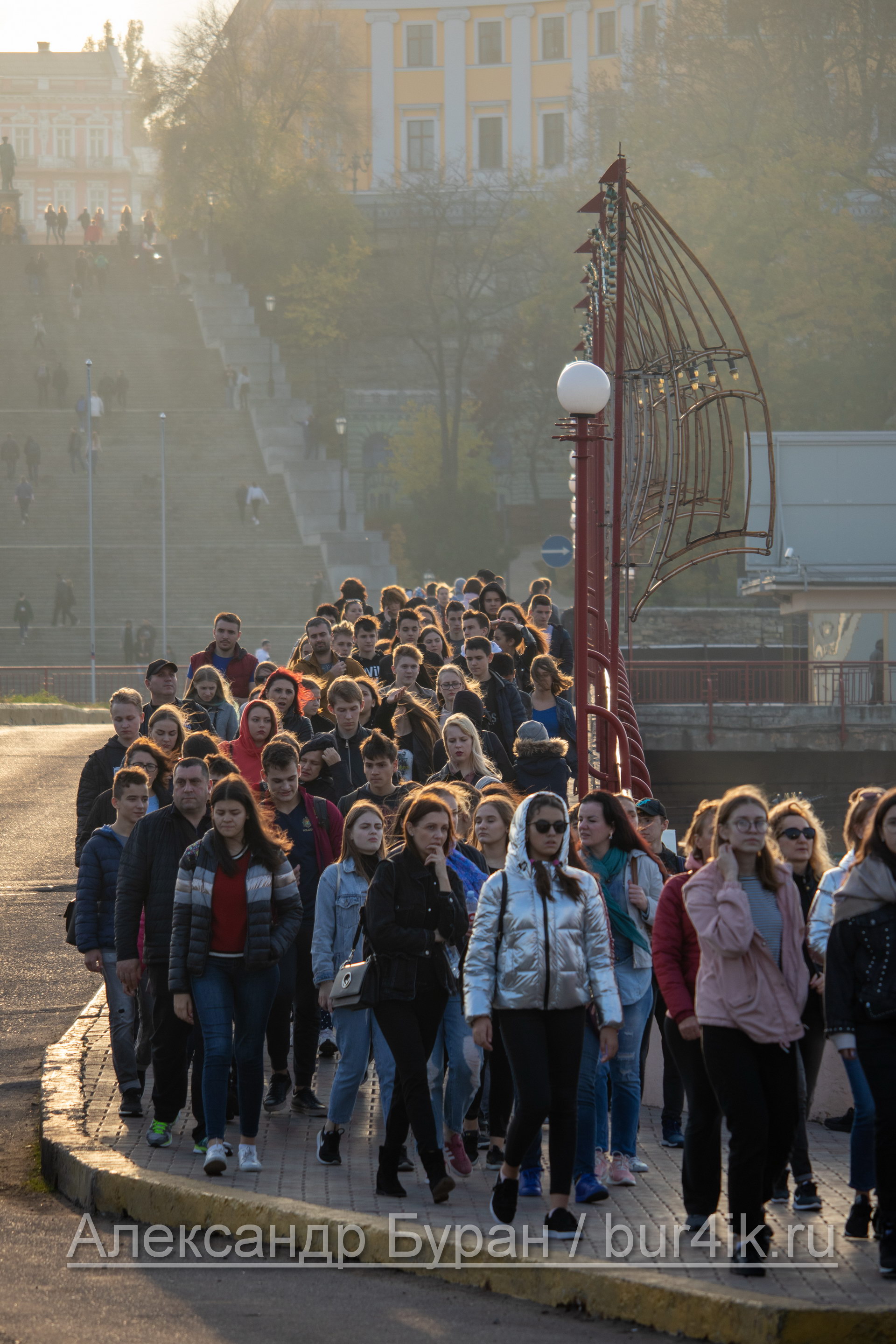 Толпа человек въезжает на территорию морского порта на экскурсию - Украина, Одесса, 09,11,2019