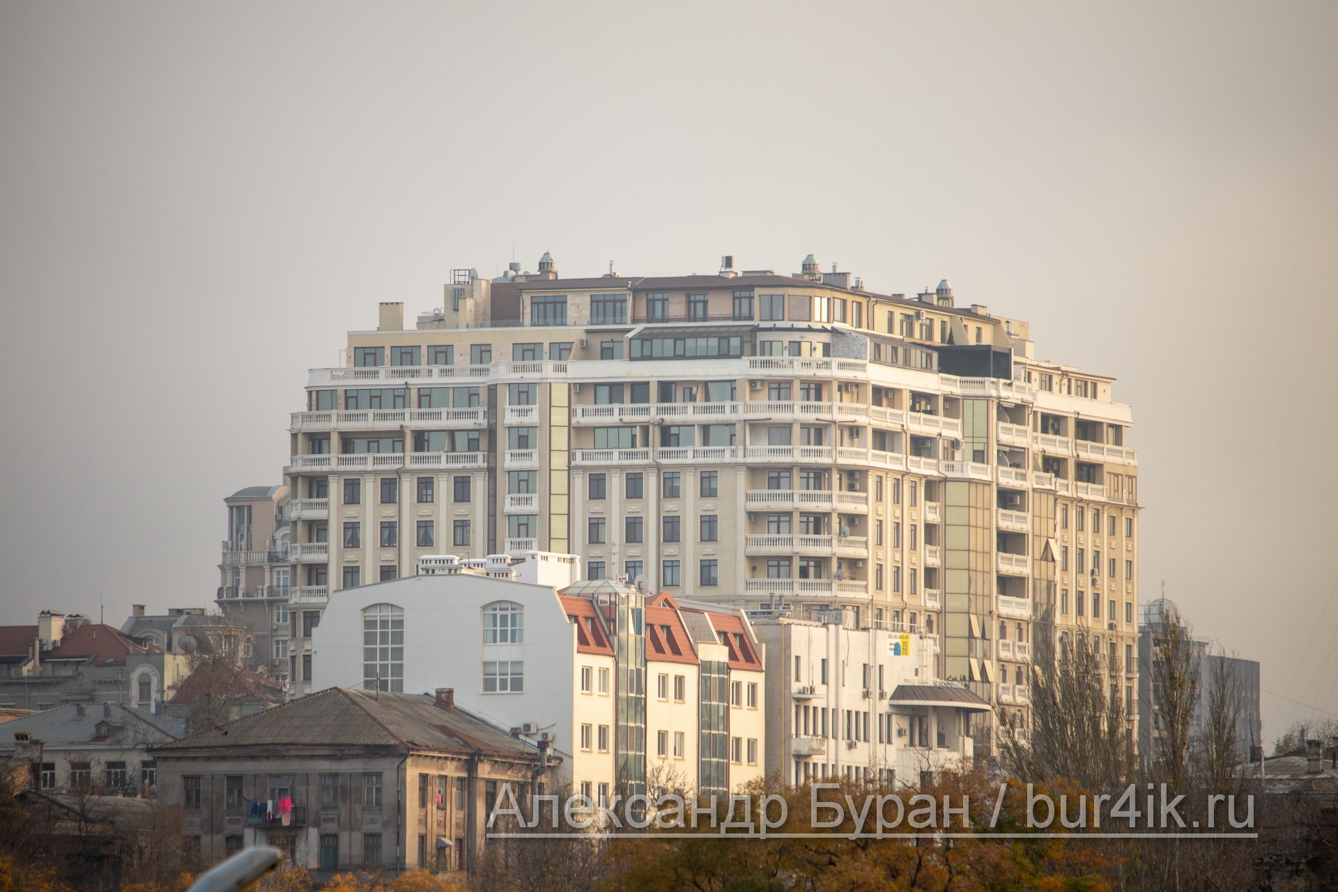 Вид на многоэтажный жилой дом с территории морского порта - Украина, Одесса, 09,11,2019