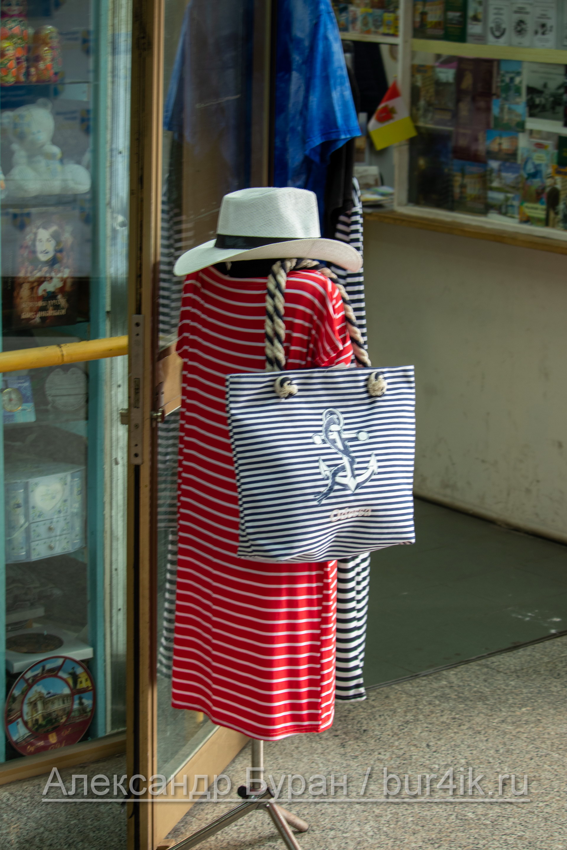Сумка, шляпа и платье на манекене в сувенирный магазин - Украина, Одесса, 09,11,2019