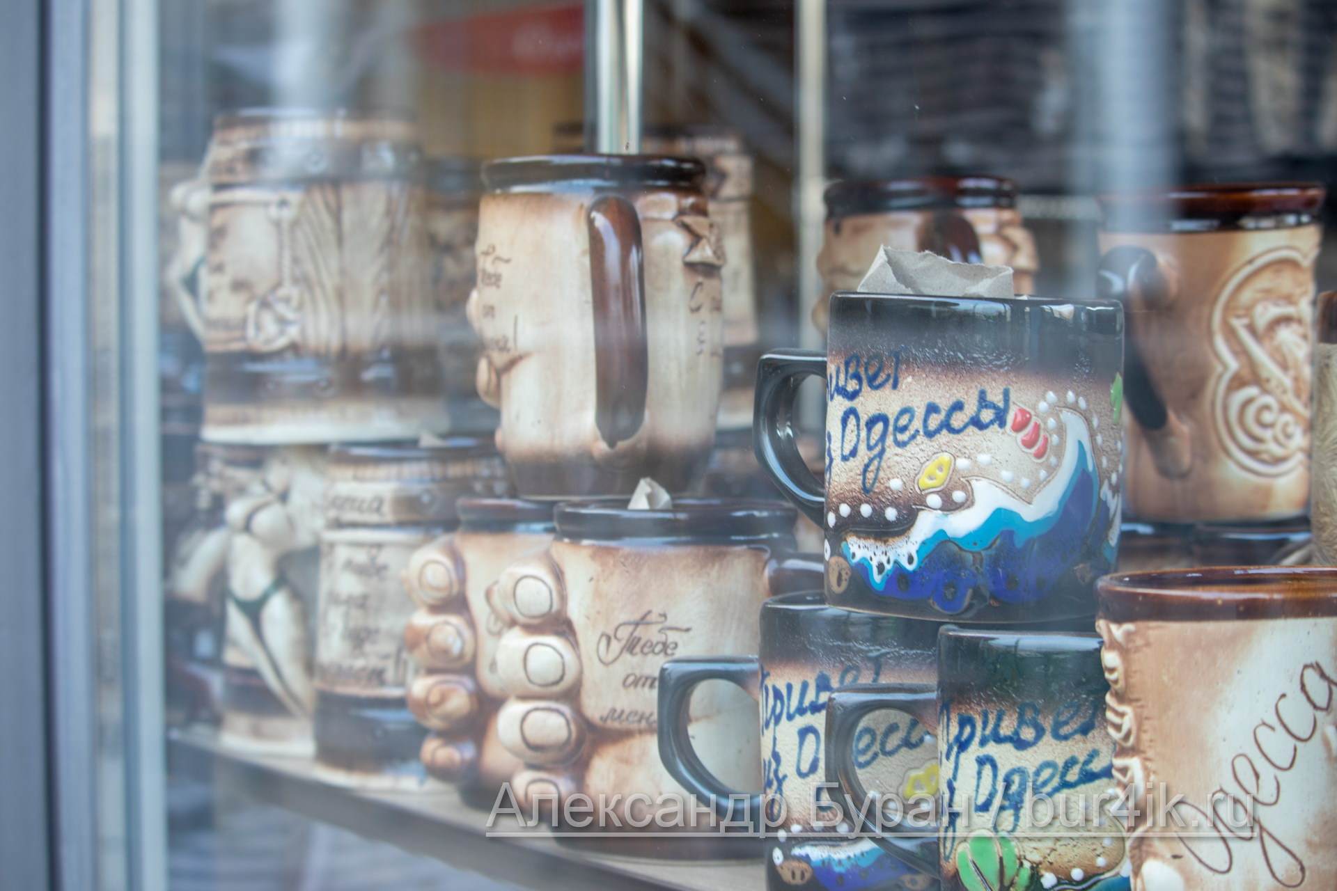 Кружки сувенирные на дисплее за стеклом в сувенирный магазин - Украина, Одесса, 09,11,2019