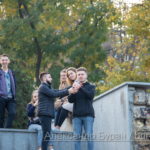 Молодые ребята общаются во время прогулок по городу в осенне - Украина, Одесса, 09,11,2019