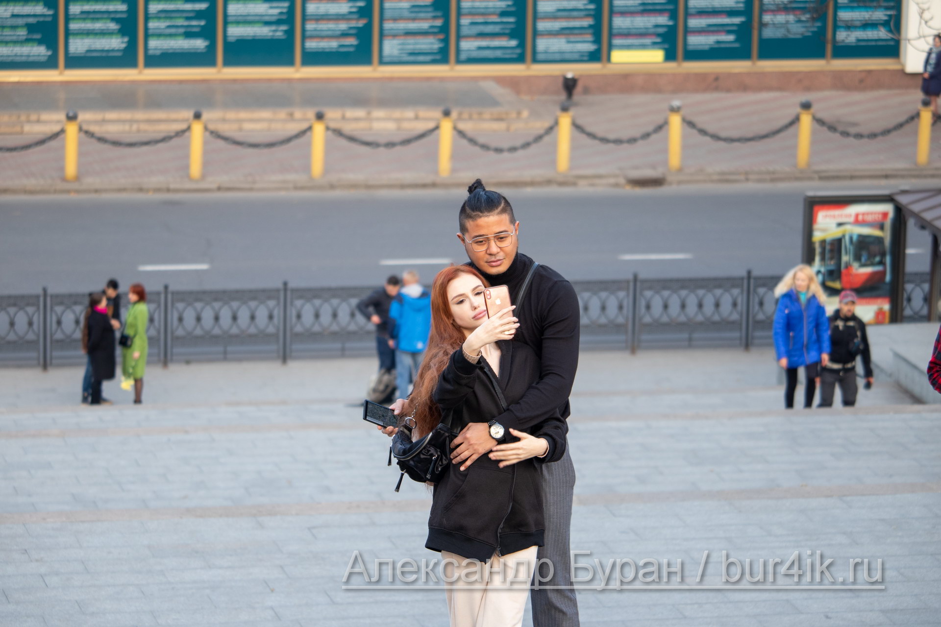 Девушка и парень азиатской сделать селфи во время прогулок по городу в осенне - Украина, Одесса, 09,11,2019
