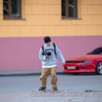 Парень подросток с телефоном в руках на скейте - Украина, Одесса, 09,11,2019