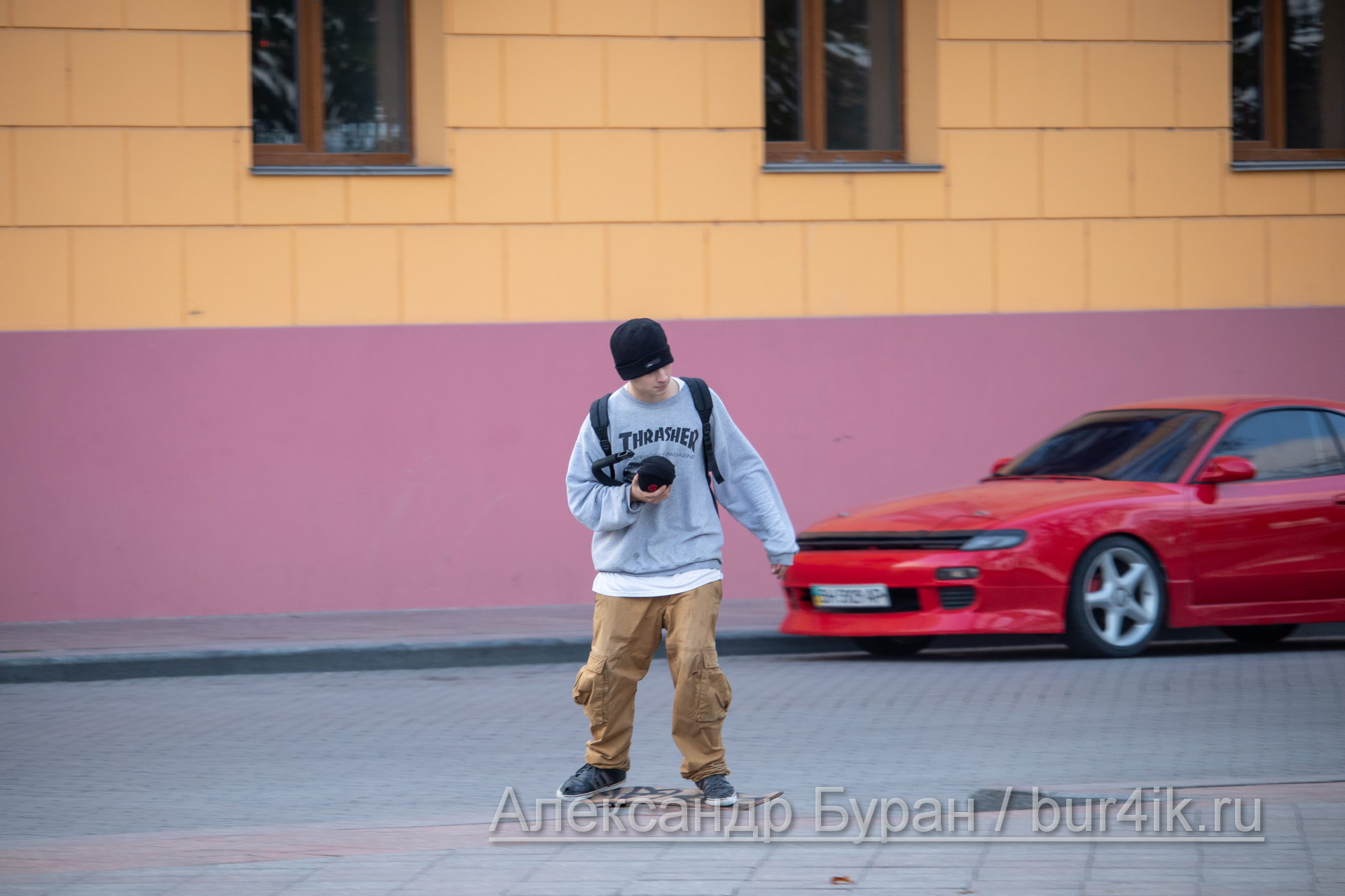 Парень подросток с телефоном в руках на скейте - Украина, Одесса, 09,11,2019
