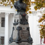 Памятник писателю Пушкин на центральной площади города - Украина, Одесса, 09,11,2019