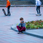 Парень подросток стреляет друг, который катается на скейтборде на обычный смартфон - Украина, Одесса, 09,11,2019