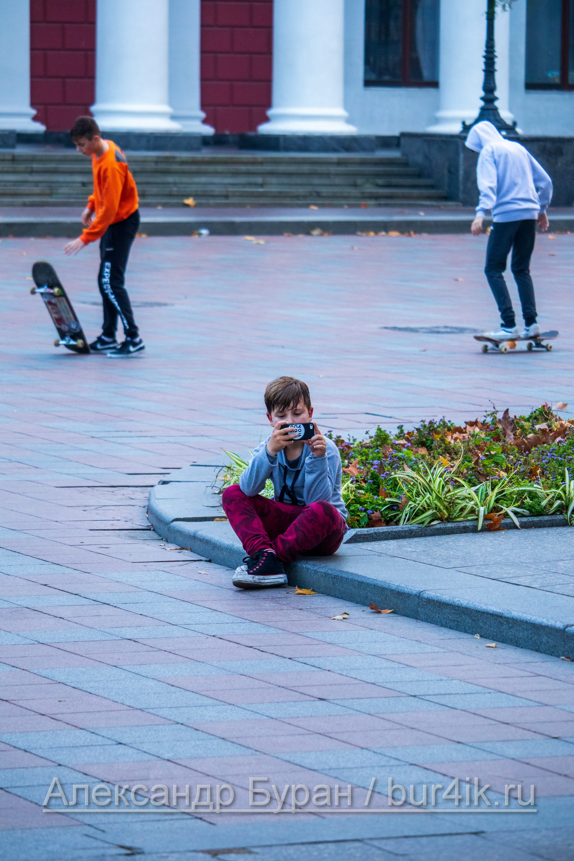 Парень подросток стреляет друг, который катается на скейтборде на обычный смартфон - Украина, Одесса, 09,11,2019