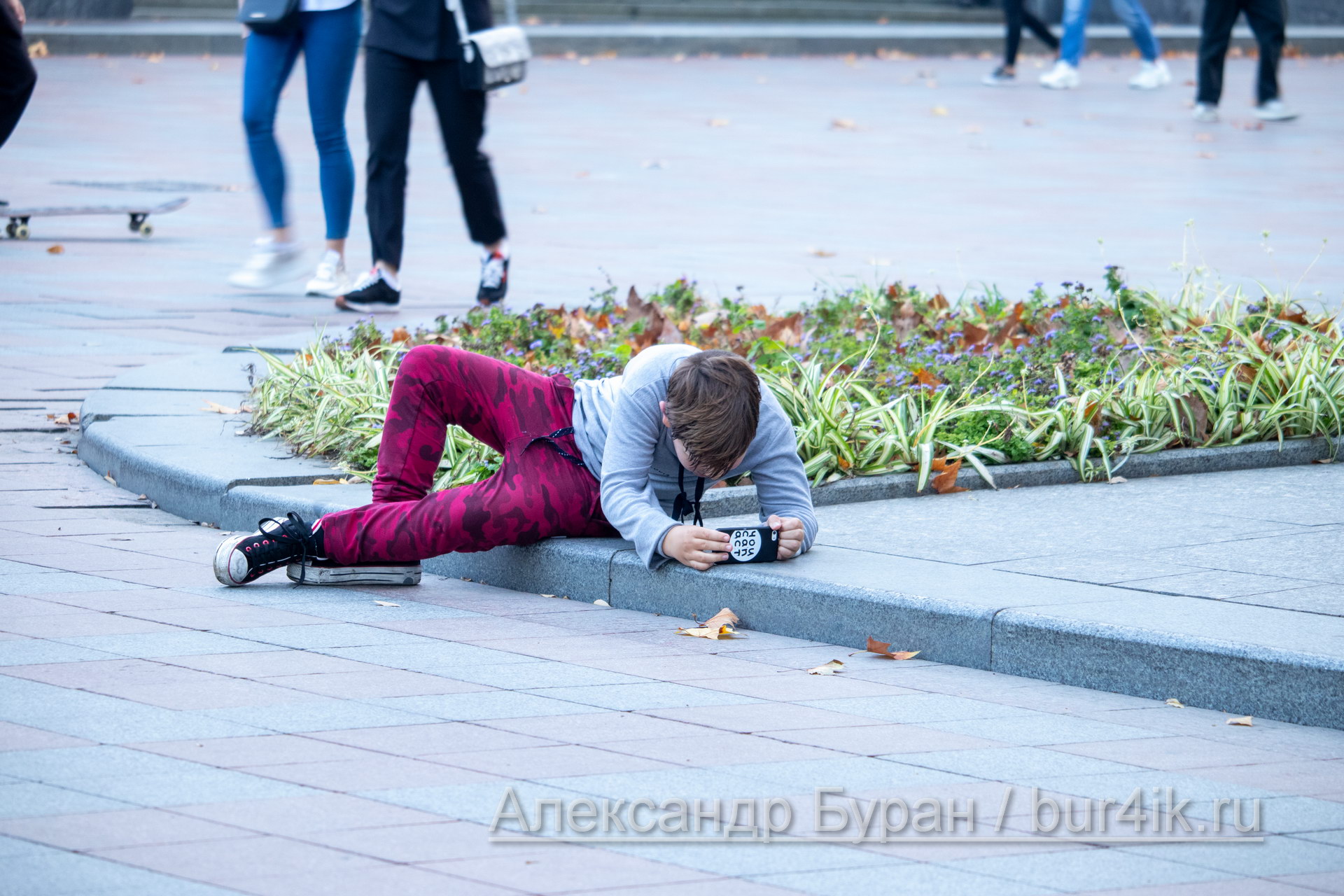 Подросток мальчик лежал на дороге стреляет друг на скутере - Украина, Одесса, 09,11,2019