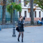 Девушка в короткой юбке и черной кожаной куртке говорит по телефону - Украина, Одесса, 09,11,2019