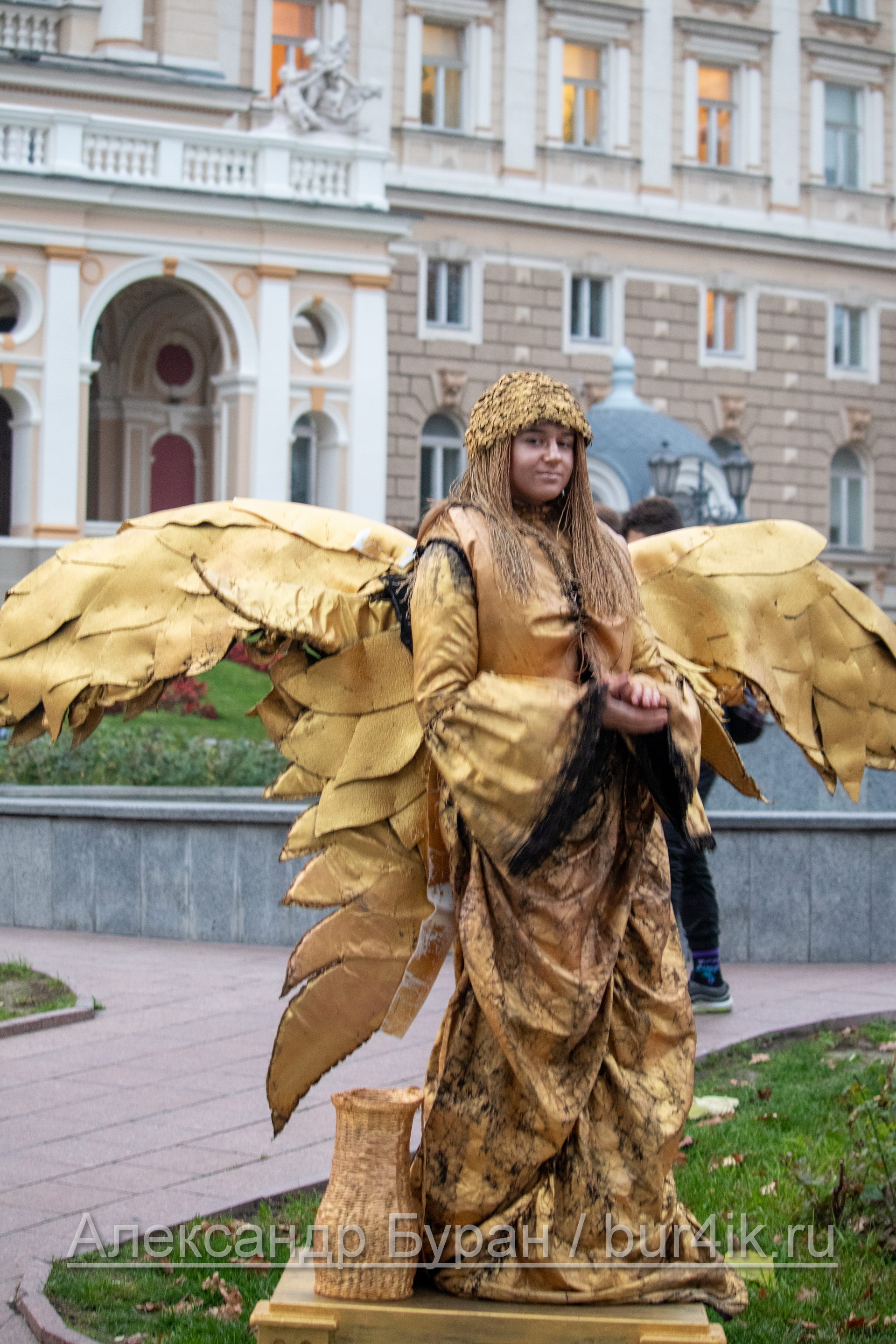 Девушка в костюме золотой ангел позирует в центре города - Украина, Одесса, 09,11,2019