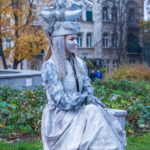 Молодая девушка в серебряной краске с парусником на голове - Украина, Одесса, 09,11,2019