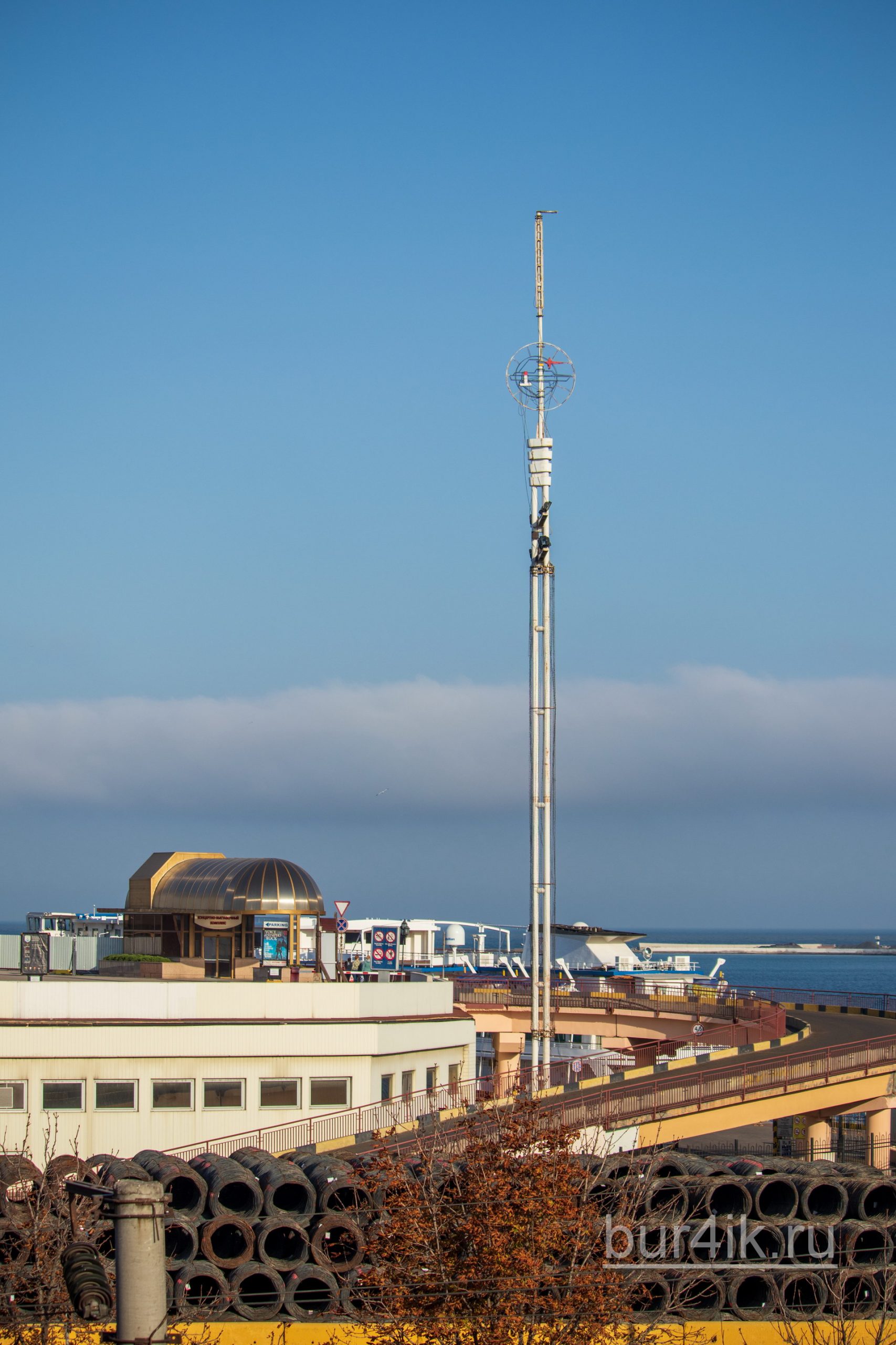 Радио вышка в порту города Одесса