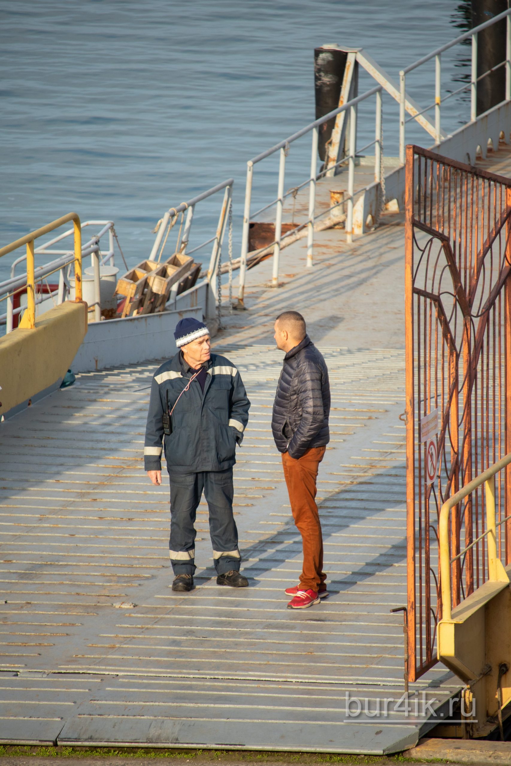 Мужчина общается с работником порт