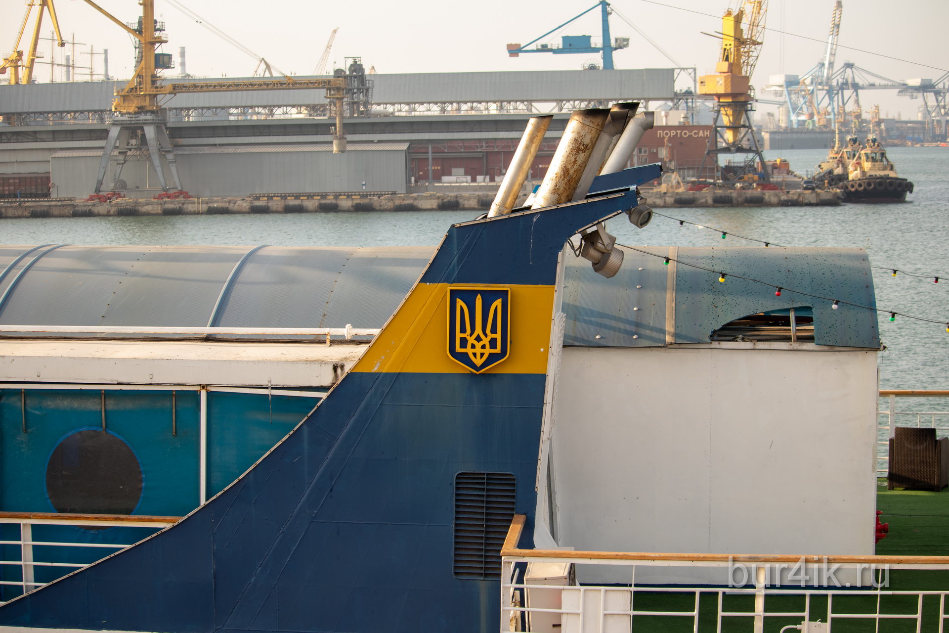 Герб Украины на палубе пргулочного
