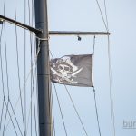 Пиратский флаг с черепом и саблями